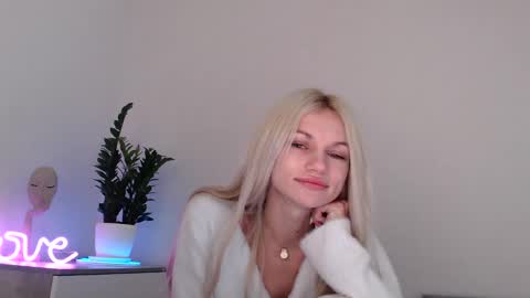 Snapshot of missemma1111 chatting on 12/07/24, 12:08 EMMA online show from 12/07/24, 12:08