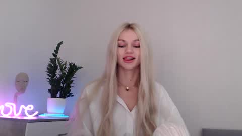 Snapshot of missemma1111 chatting on 12/07/24, 05:26 EMMA online show from 12/07/24, 05:26