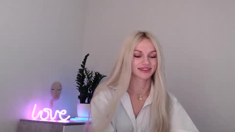 Snapshot of missemma1111 chatting on 12/07/24, 09:55 EMMA online show from 12/07/24, 09:55