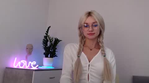 Snapshot of missemma1111 chatting on 12/08/24, 06:39 EMMA online show from 12/08/24, 06:39