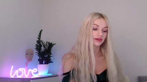 Snapshot of missemma1111 chatting on 01/03/25, 09:26 EMMA online show from 01/03/25, 09:26