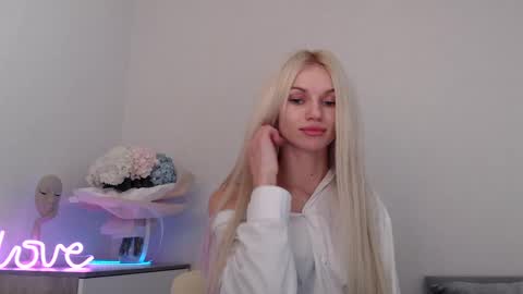 Snapshot of missemma1111 chatting on 01/10/25, 09:42 EMMA online show from 01/10/25, 09:42