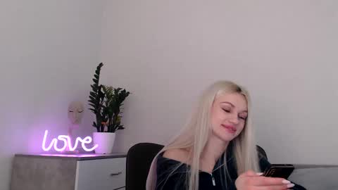 Snapshot of missemma1111 chatting on 02/21/25, 09:22 EMMA online show from 02/21/25, 09:22