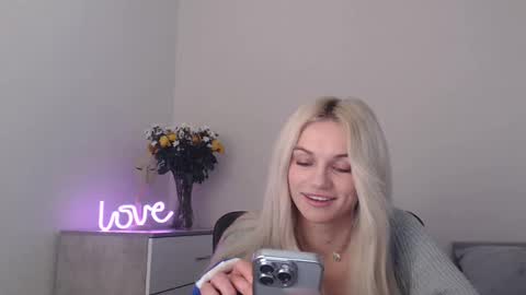 Snapshot of missemma1111 chatting on 03/03/25, 09:05 EMMA online show from 03/03/25, 09:05