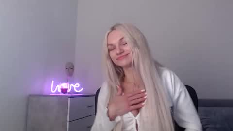 Snapshot of missemma1111 chatting on 09/09/25, 08:19 EMMA online show from 09/09/25, 08:19