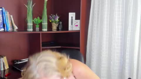 Escarlet online show from 02/20/25, 08:39