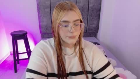 Snapshot of missevans_ chatting on 12/21/25, 09:38 missevans_ online show from 12/21/25, 09:38