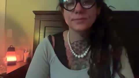 Snapshot of misshoneybadger333 chatting on 10/21/25, 02:01 misshoneybadger333 online show from 10/21/25, 02:01