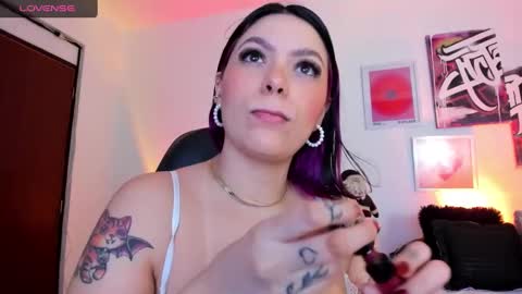 Snapshot of misshuntt3rs chatting on 12/22/24, 01:55 Annie online show from 12/22/24, 01:55