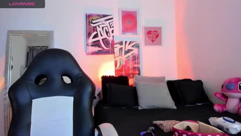 Snapshot of misshuntt3rs chatting on 03/08/25, 01:39 Annie online show from 03/08/25, 01:39