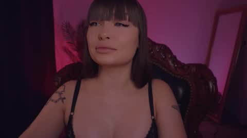 Snapshot of missmerciless chatting on 02/19/25, 05:16 LUXXANDRA online show from 02/19/25, 05:16