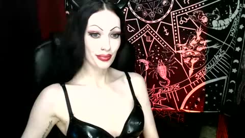 Snapshot of missmoondoll chatting on 02/02/25, 04:48 MissMoonDoll online show from 02/02/25, 04:48