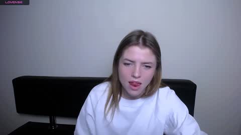 Snapshot of missoliviaa_ chatting on 12/10/24, 01:44 Olivia online show from 12/10/24, 01:44