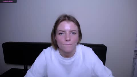 Snapshot of missoliviaa_ chatting on 12/10/24, 04:49 Olivia online show from 12/10/24, 04:49