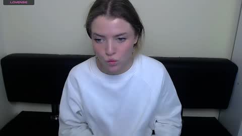 Snapshot of missoliviaa_ chatting on 12/18/24, 11:02 Olivia online show from 12/18/24, 11:02