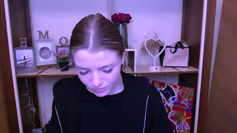 Snapshot of missoliviaa_ chatting on 12/24/24, 12:11 Olivia online show from 12/24/24, 12:11