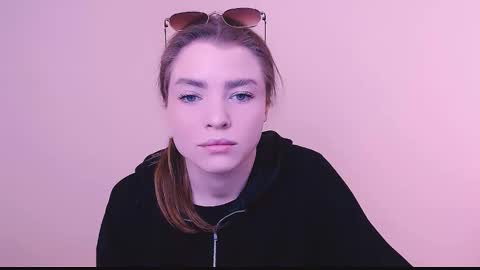 Snapshot of missoliviaa_ chatting on 02/10/25, 08:20 Olivia online show from 02/10/25, 08:20