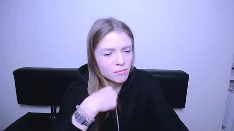 Snapshot of missoliviaa_ chatting on 02/18/25, 08:38 Olivia online show from 02/18/25, 08:38