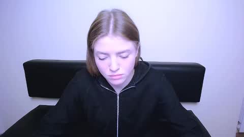 Snapshot of missoliviaa_ chatting on 02/18/25, 11:44 Olivia online show from 02/18/25, 11:44