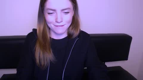 Snapshot of missoliviaa_ chatting on 02/20/25, 07:30 Olivia online show from 02/20/25, 07:30