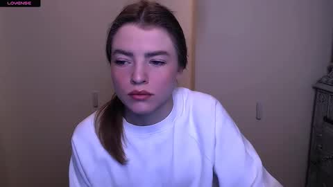 Snapshot of missoliviaa_ chatting on 02/23/25, 08:17 Olivia online show from 02/23/25, 08:17