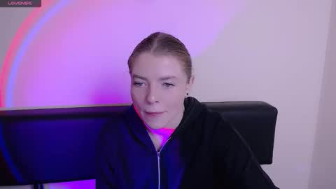 Snapshot of missoliviaa_ chatting on 10/27/25, 12:53 Olivia online show from 10/27/25, 12:53