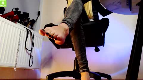 Snapshot of mistress__alice_ chatting on 09/14/25, 05:12  Mistress Alice  online show from 09/14/25, 05:12