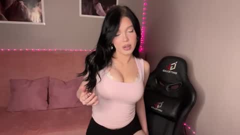 Snapshot of mistress_of_hearts chatting on 09/22/25, 05:15 Mia online show from 09/22/25, 05:15