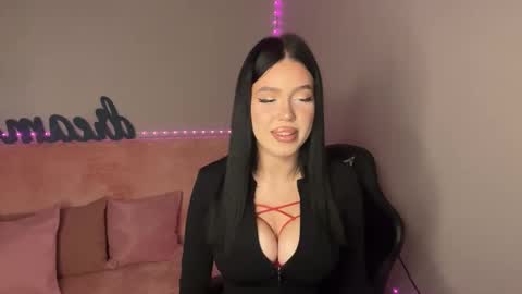 Snapshot of mistress_of_hearts chatting on 10/17/25, 08:33 Mia online show from 10/17/25, 08:33