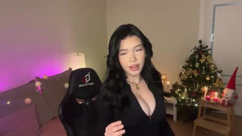 Snapshot of mistress_of_hearts chatting on 12/20/25, 07:54 Mia online show from 12/20/25, 07:54