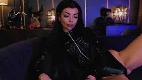 Elenia online show from 12/15/24, 11:23