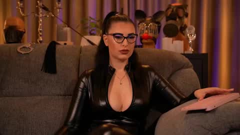 Snapshot of mistresskellykent chatting on 09/28/25, 09:31 Mistress Kelly online show from 09/28/25, 09:31