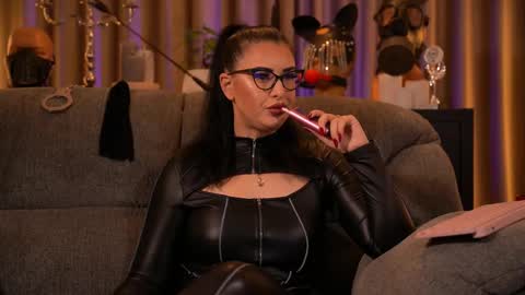 Snapshot of mistresskellykent chatting on 10/04/25, 08:29 Mistress Kelly online show from 10/04/25, 08:29