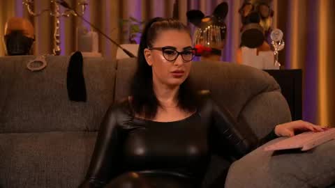 Snapshot of mistresskellykent chatting on 10/06/25, 10:29 Mistress Kelly online show from 10/06/25, 10:29
