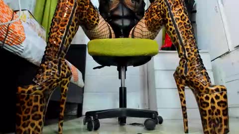 Snapshot of mistresstiffany69 chatting on 12/21/25, 09:16 Tiffany online show from 12/21/25, 09:16