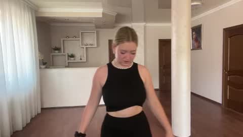 Snapshot of mitzihinajosa chatting on 07/24/26, 08:12 Mia online show from 07/24/26, 08:12