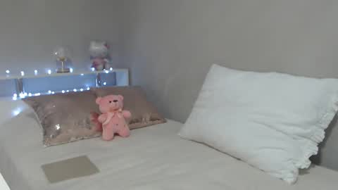 Snapshot of mmmeoww chatting on 12/10/24, 10:17 Ariela online show from 12/10/24, 10:17