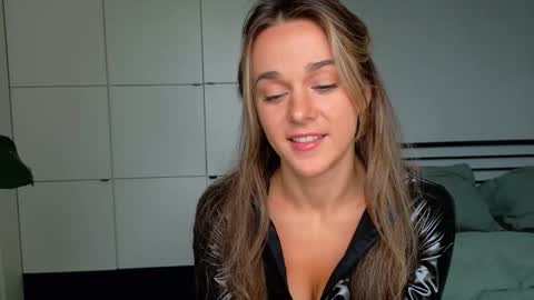 Snapshot of mmminnie chatting on 09/18/25, 01:57 mmminnie online show from 09/18/25, 01:57