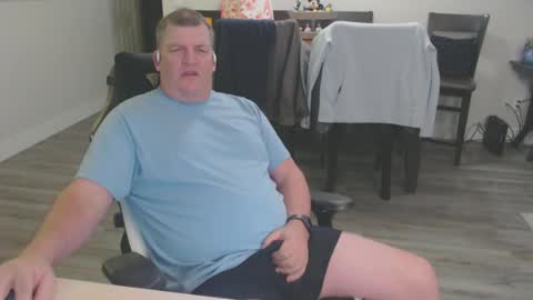 Snapshot of mmmthatsfunnn chatting on 12/27/24, 02:58 mmmthatsfunnn online show from 12/27/24, 02:58