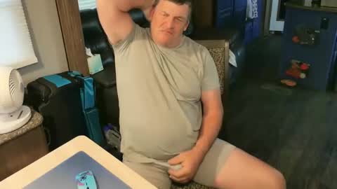 Snapshot of mmmthatsfunnn chatting on 11/18/25, 10:47 mmmthatsfunnn online show from 11/18/25, 10:47