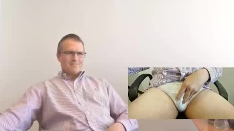 Snapshot of moe_001 chatting on 10/07/25, 05:32 Moe online show from 10/07/25, 05:32