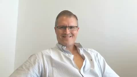 Snapshot of moe_001 chatting on 12/18/25, 07:31 Moe online show from 12/18/25, 07:31