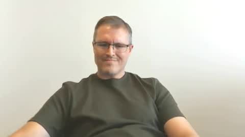 Snapshot of moe_001 chatting on 12/19/25, 05:09 Moe online show from 12/19/25, 05:09