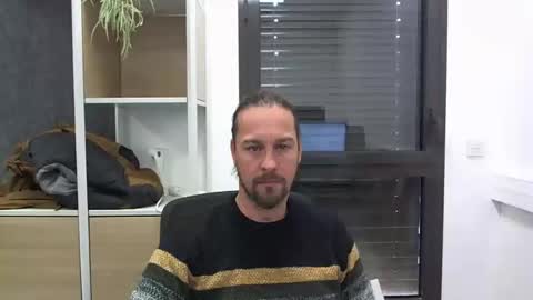 Snapshot of moi9876543210 chatting on 12/17/24, 11:28 Julien online show from 12/17/24, 11:28
