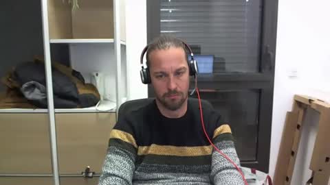 Snapshot of moi9876543210 chatting on 12/17/24, 03:06 Julien online show from 12/17/24, 03:06