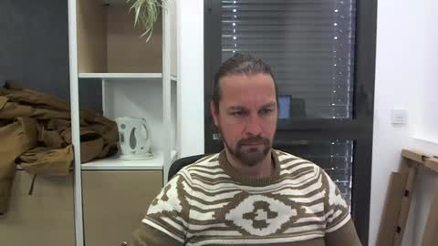 Snapshot of moi9876543210 chatting on 02/03/25, 11:31 Julien online show from 02/03/25, 11:31