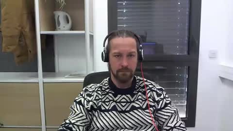 Snapshot of moi9876543210 chatting on 02/27/25, 11:20 Julien online show from 02/27/25, 11:20