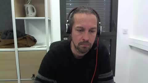Snapshot of moi9876543210 chatting on 03/10/25, 11:21 Julien online show from 03/10/25, 11:21