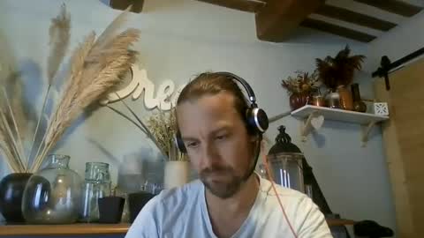 Snapshot of moi9876543210 chatting on 09/17/25, 03:57 Julien online show from 09/17/25, 03:57