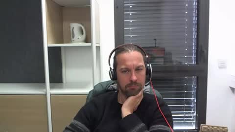 Snapshot of moi9876543210 chatting on 11/04/25, 11:20 Julien online show from 11/04/25, 11:20
